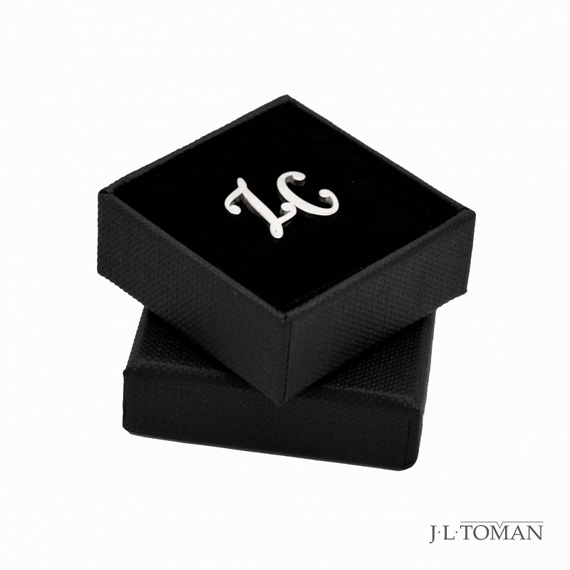 Stříbrná ozdoba do klopy s monogramem ZC