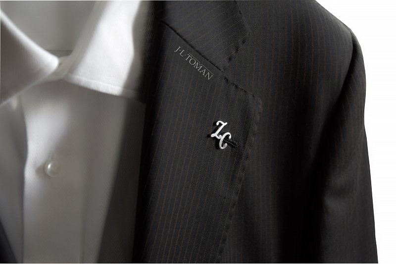 Stříbrná ozdoba do klopy s monogramem ZC