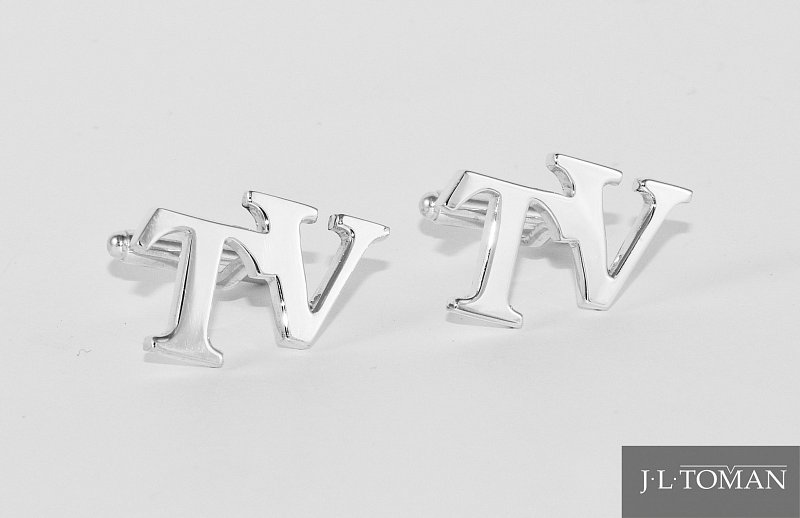 Stříbrné manžetové knoflíčky s monogramem TV vyrobené na zakázku