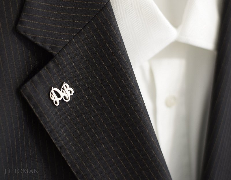 Stříbrná ozdoba do klopy s monogramem DB č. 12